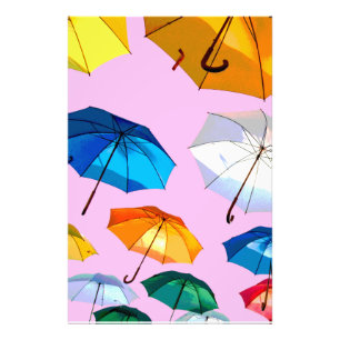 Foto Paraguas flotantes de colores de moda, o personali