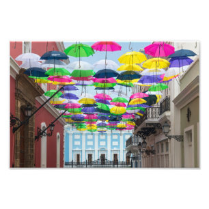 Foto Paraguas sobre calles y mansión de San Juan