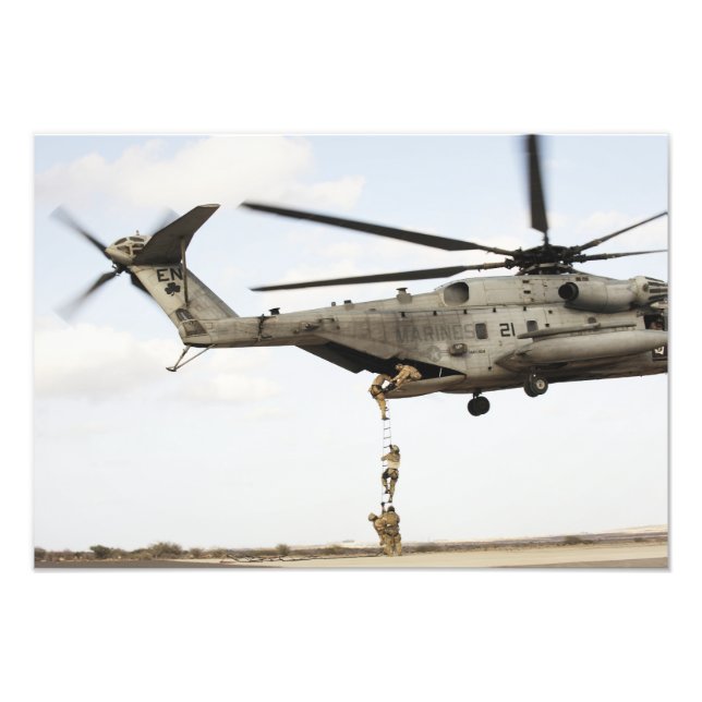 Foto Pararescudos de la Fuerza Aérea llevan a cabo un i (Frente)