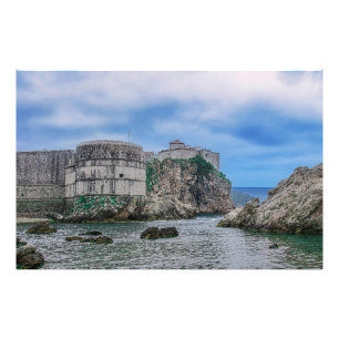 Foto Paredes de fortaleza, costa rocosa y mar en Croaci