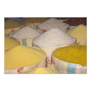 Foto Pasta, grano y arroz en sacos en el souk en