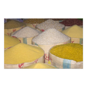 Foto Pasta, grano y arroz en sacos en el souk en