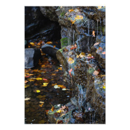 Foto Pequeña cascada sobre rocas