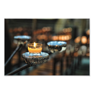 Foto Pequeñas velas encendidas en iglesia católica