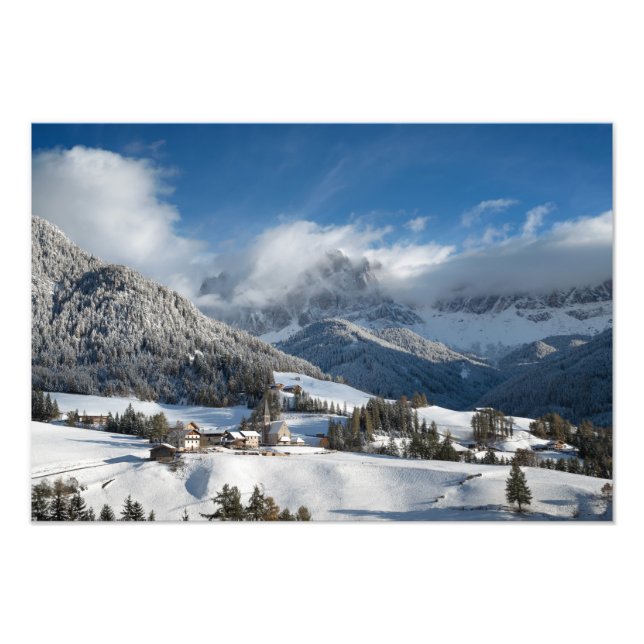 Foto Pequeño pueblo con montañas Dolomitas en la nieve (Frente)