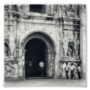 Foto Pequeños niños Religiosa Enorme puerta de iglesia