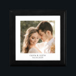 Foto personalizada de recién casados Foto Caja de<br><div class="desc">Una caja de conservas barnizadas de madera de boda personalizada. Reemplace esta foto con su propia foto favorita del boda.</div>