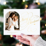 Foto personalizada Guión elegante de Feliz Navidad<br><div class="desc">Elegante y elegante escritura de escritura de caligrafía clásica de Ferry Christmas faux gold familia foto tarjeta blanca simple de vacaciones con tu personalizado de texto personalizado en ambos lados. OBSERVE que el color de fondo es modificable. Puede cambiarlo después de seleccionar la opción PERSONALIZAR debajo del menú PERSONALIZAR TI....</div>