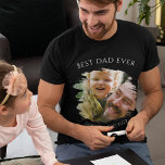 Foto personalizada Mejor camiseta de papá<br><div class="desc">Descubre el mejor regalo para nuevos y orgullosos Dads! Nuestra camiseta 'Mejor Papá Nunca' servirá como un recuerdo conmovedor de ese especial primer año. Con una foto de efecto cepillado y detalles personalizados, es ideal para cumpleaños, Navidades, o simplemente porque. Además, su versátil diseño puede ser personalizado para cualquier miembro...</div>
