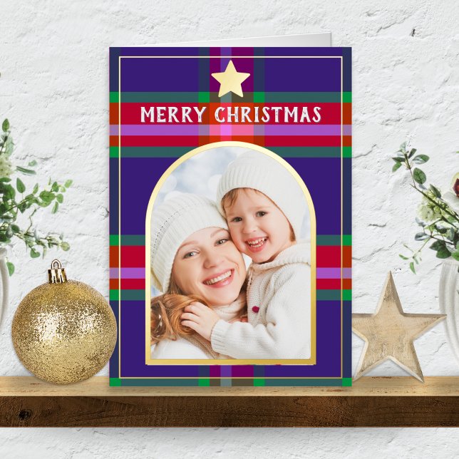 Foto personalizado en arco con Navidades retenidos (A Christmas card with custom photo in an arch shaped 'frame', with tartan plaid background pattern)
