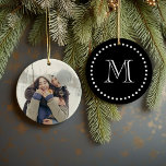 Foto personalizado y ornamento personalizado monog<br><div class="desc">Ornamento fotográfico personalizado Personalizado lindo con el monograma inicial de su personalizado en la parte posterior en un lindo marco de borde punteado. ¡Esto sería un gran regalo para amigos,  familia,  parejas recién casadas,  padres y abuelos!</div>