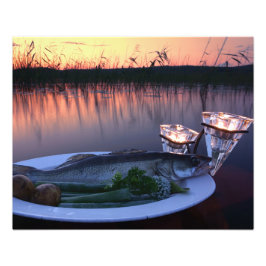 Foto Pescado fresco en un plato con verduras