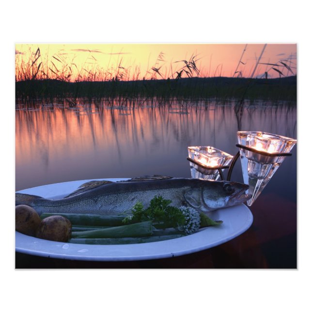 Foto Pescado fresco en un plato con verduras (Frente)