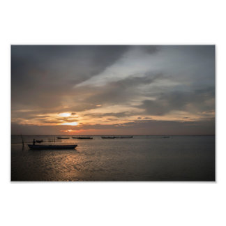Foto Pescador al atardecer en la playa