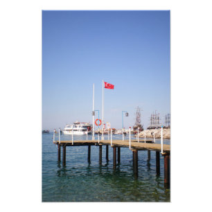 Foto Pier con vistas al mar con yate en Turquía