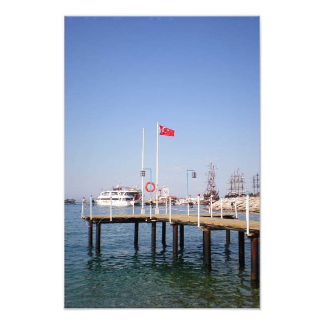 Foto Pier con vistas al mar con yate en Turquía (Frente)