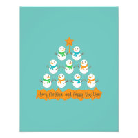 Pirámide de árboles de Navidad hecha de muñecos de