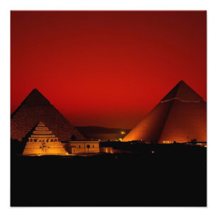 Foto Pirámides en puesta de sol roja