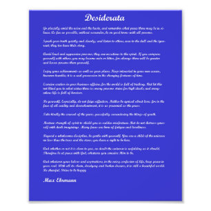 Foto Poema de Desiderata sobre fondo azul
