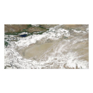 Foto Polvo y nubes sobrevuelan el Des Taklimakan