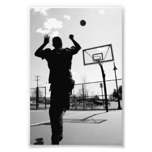 Foto Pos de baloncesto en blanco y negro