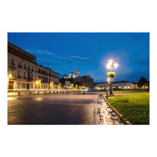 Foto Prato della Valle por la noche en Padova, Italia