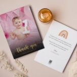 Foto Primer cumpleaños Tarjeta de agradecimiento d<br><div class="desc">Ayuda a tu pequeña a dar las gracias a todos sus invitados de primer cumpleaños con esta elegante tarjeta de agradecimiento. Agrega una foto y crea tu propio mensaje especial en la parte posterior de la tarjeta para agradecer a todos tus invitados.</div>