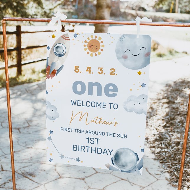 Foto Primer viaje alrededor del cartel de bienvenida de (Outer space or first trip around the sun 1st birthday welcome sign with moon, sun and astronaut.)