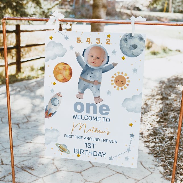 Foto Primer viaje alrededor del cartel de bienvenida de (Outer space or first trip around the sun 1st birthday welcome sign with photo in spaceman's helmet.)
