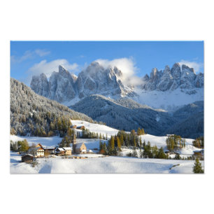 Foto Pueblo de las dolomías en la impresión de la fot