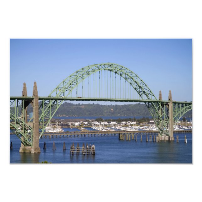 Foto Puente de la Bahía Yaquina que abarca la Bahía Yaq (Frente)