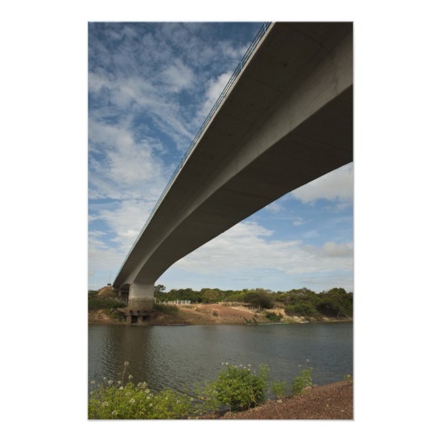 Foto Puente que conecta Guyana con Brasil sobre el Taku (Frente)