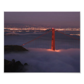 Foto Puerta dorada cubierta de niebla