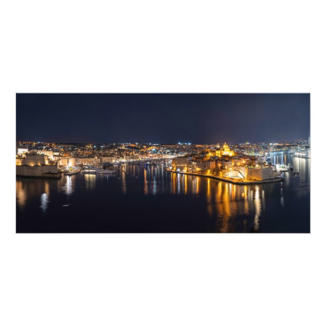 Foto Puerto de Malta iluminado por la noche (Frente)