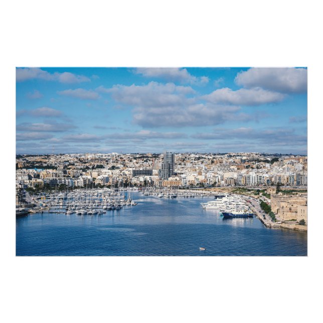 Foto Puerto de Sliema con edificios modernos y barcos (Frente)