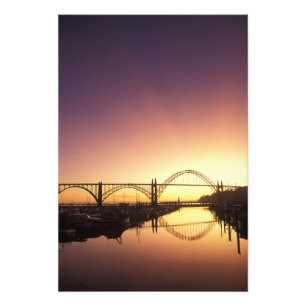 Foto Puesta de sol detrás del puente de Newport, Oregón
