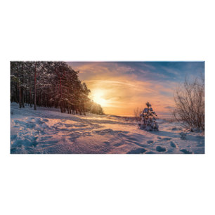 Foto Puesta de sol sobre la costa invernal nevada del m