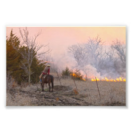 Foto Rancher de Kansas viendo una quemadura de pradera