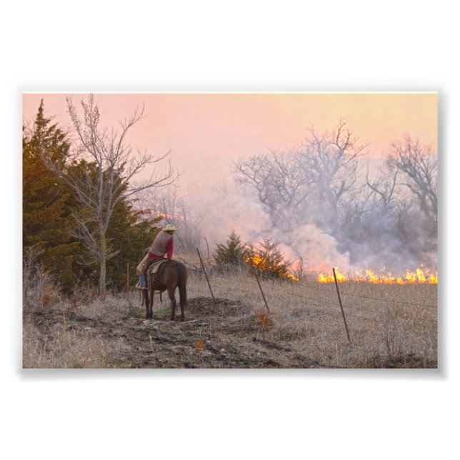 Foto Rancher de Kansas viendo una quemadura de pradera  (Frente)