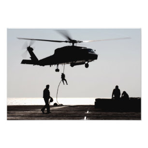 Foto Rápido-cuerda de los personales fuera de un SH-60