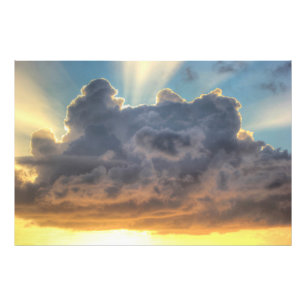 Foto Rayos de luz al atardecer a través de nubes tormen