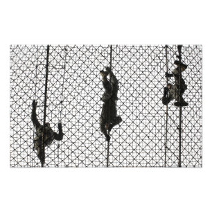 Foto reclutas que completan un obstáculo