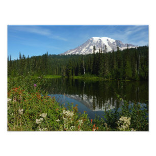 Foto Reflejo del lago del Monte Rainier con flores silv