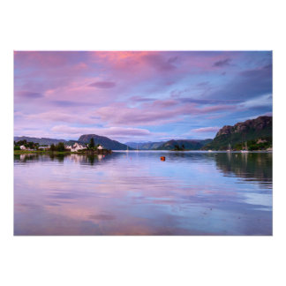 Foto Reflexiones sobre el cielo oscuro en Loch Carron