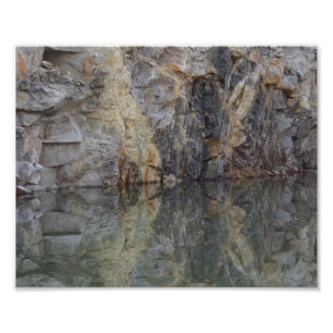 Foto Reflexiones sobre la pared del acantilado de roca