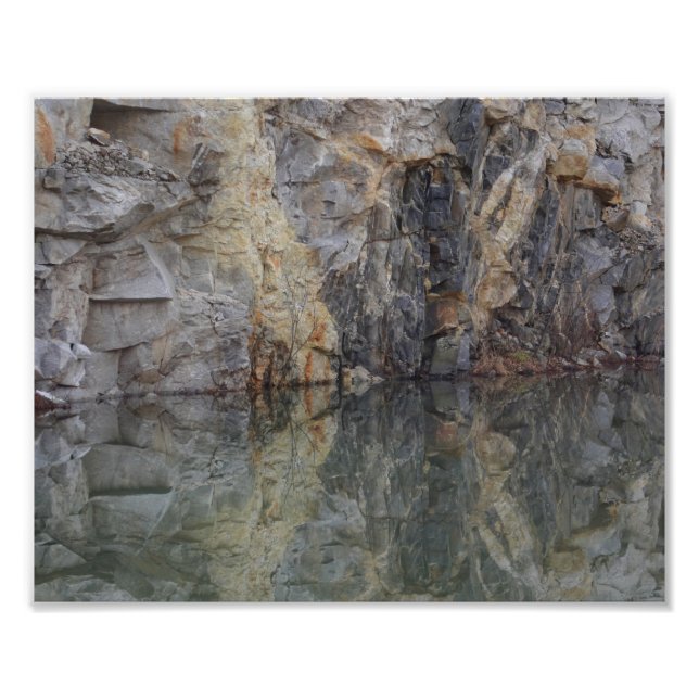Foto Reflexiones sobre la pared del acantilado de roca  (Frente)