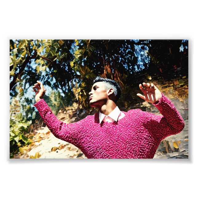 Foto Retrato artístico del hombre en suéter rosa vibran (Frente)