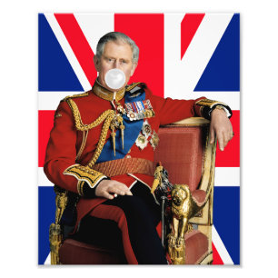 Foto Rey Carlos soplando chicle blanco bandera británic