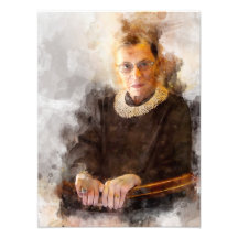 Ruth Bader Ginsburg con el retrato del juez Robe