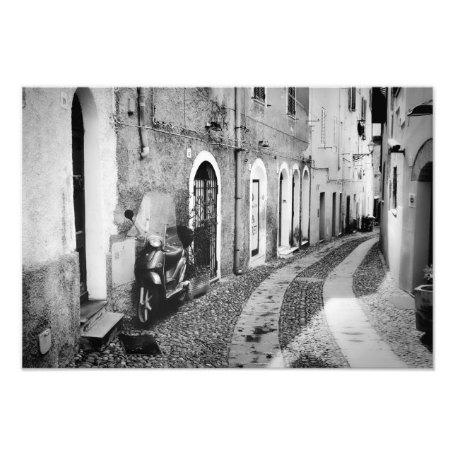 Foto Scooter en una calle de Italia en blanco y negro (Frente)